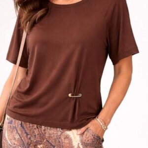 Camiseta 100% Algodão com Broche Alfinete